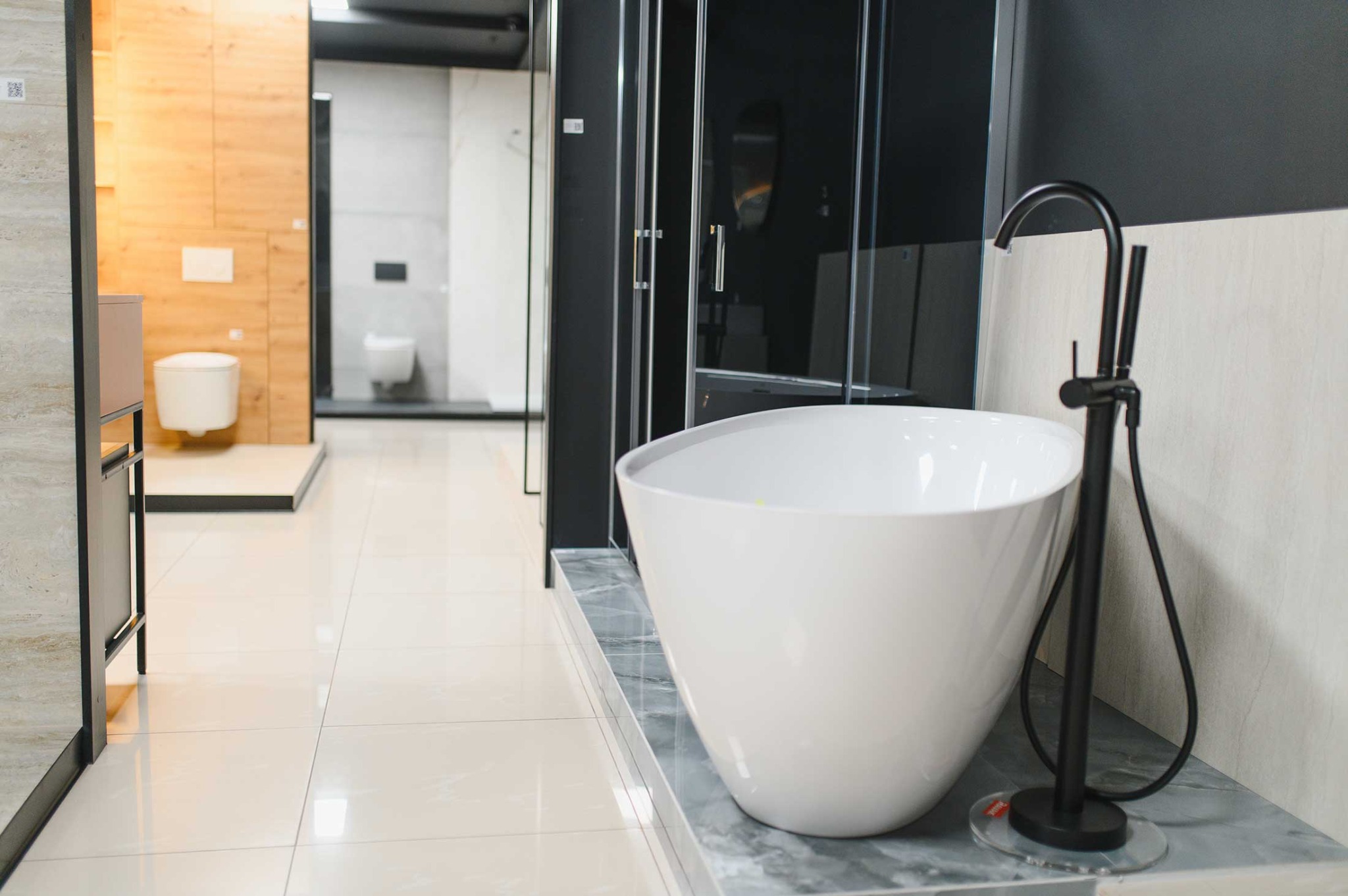 Modern bathroom with porcelain and ceramic tile surfaces